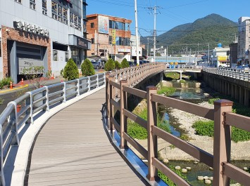 안전한 보행인프라 조성 데크로드 설치공사(상하진동)